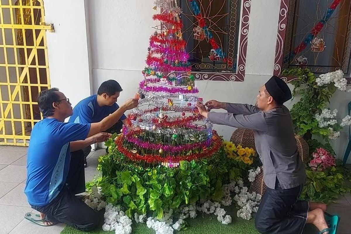 Warga binaan Rutan Salatiga membuat pohon natal secara gotong royong.