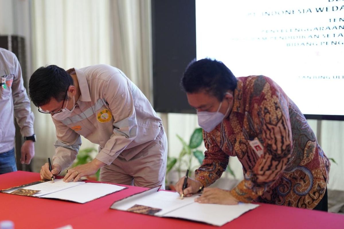 Acara penandatanganan kerja sama antara PT Indonesia Weda Bay Industrial Park (IWIP) berkolaborasi dengan Kementerian Perindustrian (Kemenperin) merealisasikan program Pendidikan Setara Diploma Satu (D1) Bidang Pengolahan Logam yang dilakukan Kepala BPSDMI Kemenperin Arus Gunawan dengan Vice President PT IWIP Kevin HE di Kawasan Industri Weda Bay, Halmahera Tengah, Maluku Utara, Jumat (18/3/2022).