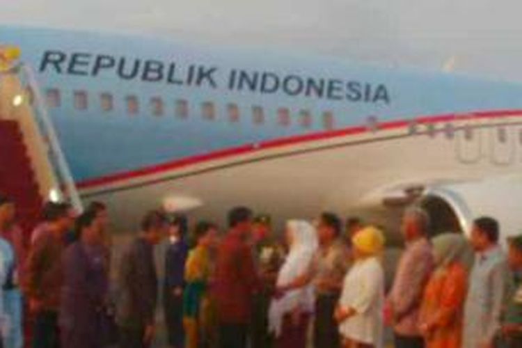 Presiden Joko Widodo beserta rombongan melakukan transit di Bandara Ngurah Rai Bali untuk meneruskan perjalannya ke Australia. Rombongan menggunakan  pesawat khusus Kepresidenan Type BBJ-2, No. Reg. A-001 dari Bandara Nay Pyi Taw Myanmar tiba pukul 5.35 Wita.