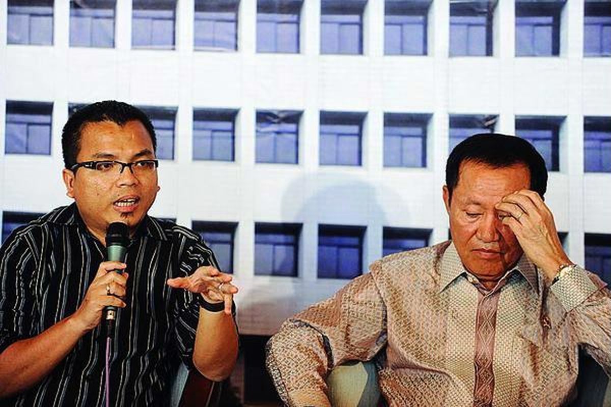 Menteri Hukum dan Hak Asasi Manusia Amir Syamsuddin (kanan) didampingi Wakil Menhuk dan HAM Denny Indrayana mengadakan  konferensi pers terkait evaluasi dan perbaikan sistem pemasyarakatan di Kemhuk dan HAM, Jakarta, Minggu (12/2). Amir memutuskan mengganti Kepala Kantor Wilayah Kemhuk dan HAM, Kepala Divisi Pemasyarakatan, serta Kepala Rutan Cipinang pada wilayah kerja Provinsi DKI Jakarta setelah pada Rabu (8/2) malam Denny  memergoki anggota Komisi III DPR, Muhammad Nasir, bertemu saudaranya,  terdakwa kasus dugaan suap wisma atlet SEA Games, Muhammad Nazaruddin, di Rutan Cipinang.