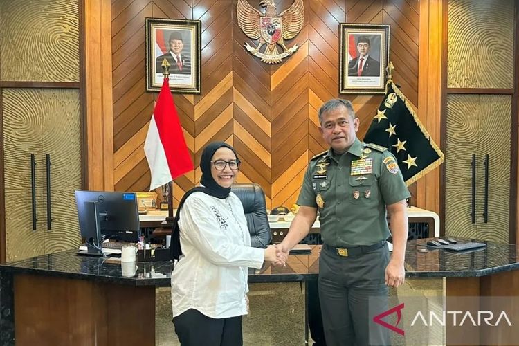 Kepala Staf TNI Angkatan Darat (KSAD) Jenderal TNI Maruli Simanjuntak (kanan) menerima kunjungan Wakil Kepala BGN Nanik Sudaryati Deyang (kiri) di Markas Besar TNI AD, Jakarta, Kamis, (30/10/2025). 