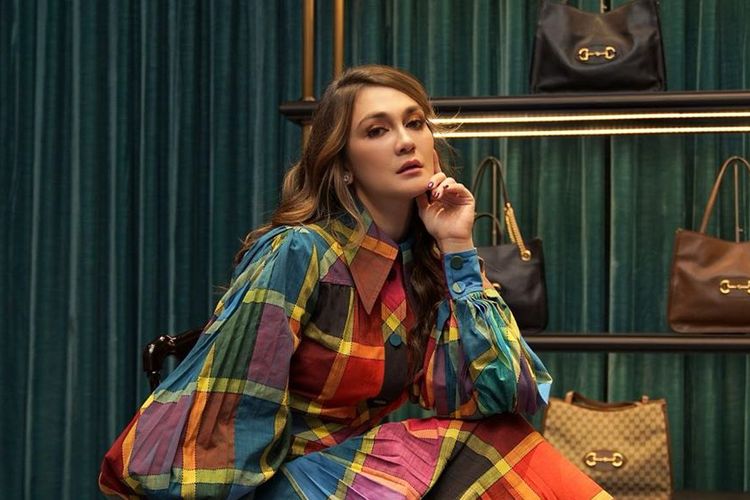 Model dan aktris Luna Maya mengenakan busana dari koleksi Spring/Summer 2020 Gucci.