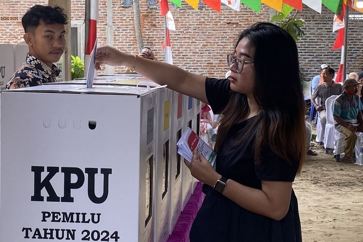 Salah seorang pemilih di TPS 19 Way Kandis yang melakukan pemilihan ulang pada Minggu (18/2/2024).