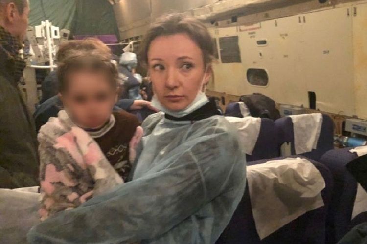 Ketua Ombudsman Hak Anak Rusia Anna Kuznetsova bersama anak-anak dari orangtua yang merupakan anggota ISIS berada dalam perjalanan pulang dari Irak.