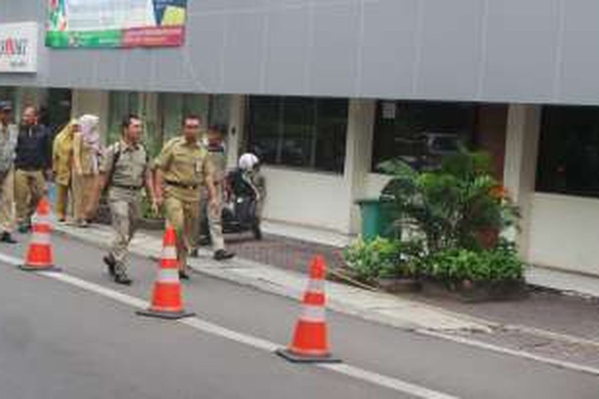 Pegawai negeri sipil (PNS) DKI Jakarta pulang lebih awal selama bulan Ramadhan, yakni pukul 14.00. Hal ini berdasar Keputusan Gubernur Nomor 1348 Tahun 2016 tentang Pengaturan Jam Kerja Selama Bulan Suci Ramadhan Tahun 2016.