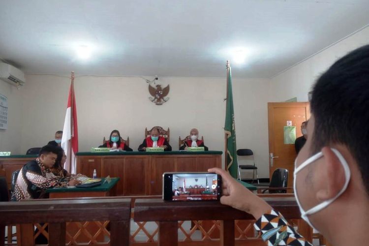 Jalannya sidang putusan perkara perdata di Pengadilan Negeri Cianjur, Rabu (23/6/2021) yang menjerat bos paket arisan HA alias Ani. Majelis hakim memutuskan tergugat harus membayar kerugian materil penggugat sebesar 49 miilar lebih.