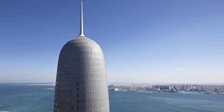 Burj Qatar berada di Doha. Mahkota menara ini berfungsi sebagai penangkal petir.