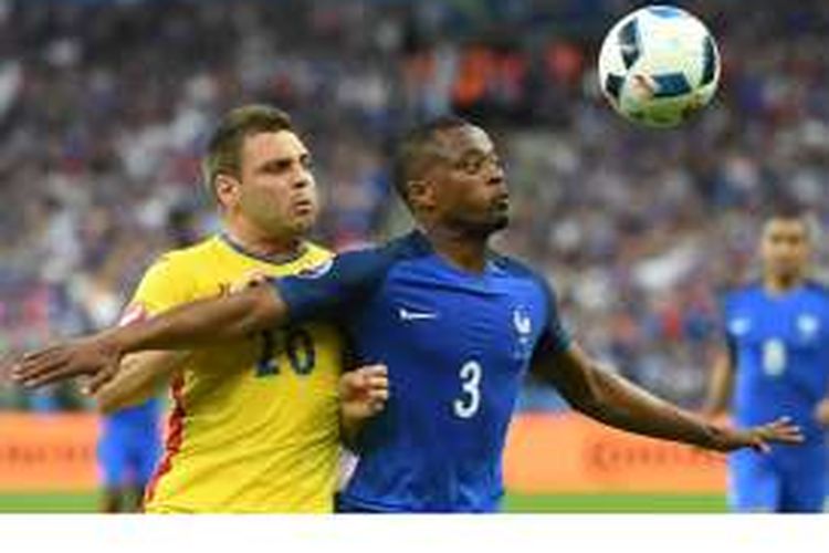 Gelandang Rumania, Adrian Popa (kiri), berebut bola dengan bek Perancis, Patrice Evra, pada pertandingan perdana penyisihan Grup A Piala Eropa 2016 di Stade de France, Saint-Denis, Paris, Jumat (10/6/2016). Perancis menang 2-1.