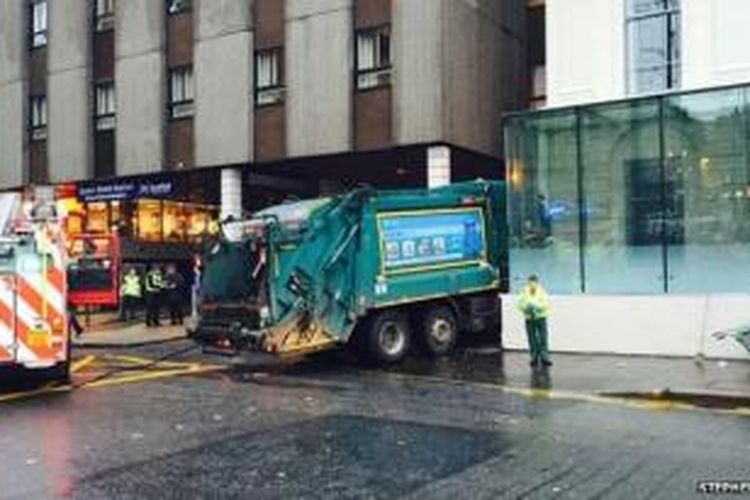 Sebuah truk sampah 'hilang kendali' dan meluncur di sepanjang trotoar di Queen Street, Glasgow, Skotlandia, Senin (22/12/2014) malam, sebelum menabrak Hotel Millenium di kawasan George Square. Enam orang pejalan kaki tewas dalam kecelakaan ini tujuh orang lainnya menderita luka serius. 