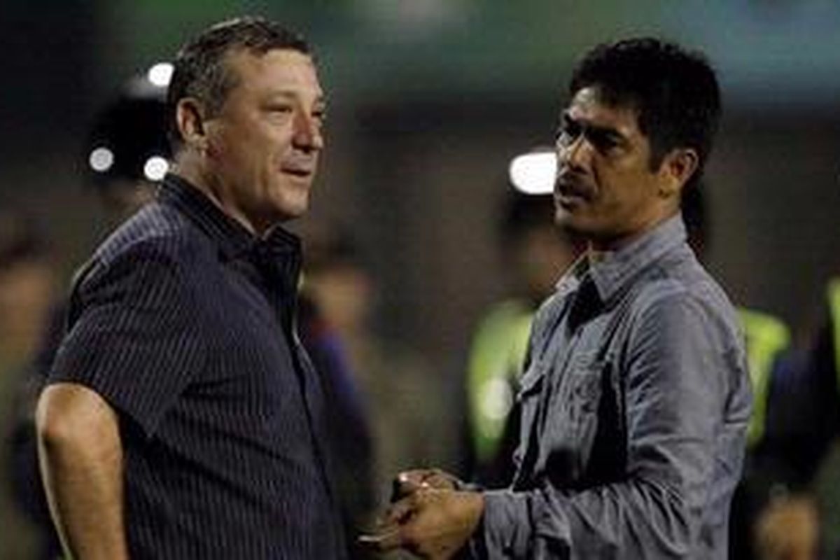 Pelatih Pelita Jaya, Misha Radovic (kiri) dan Pelatih Semen Padang, Nil Maizar, yang kini menjabat pelatih tim nasional Indonesia.