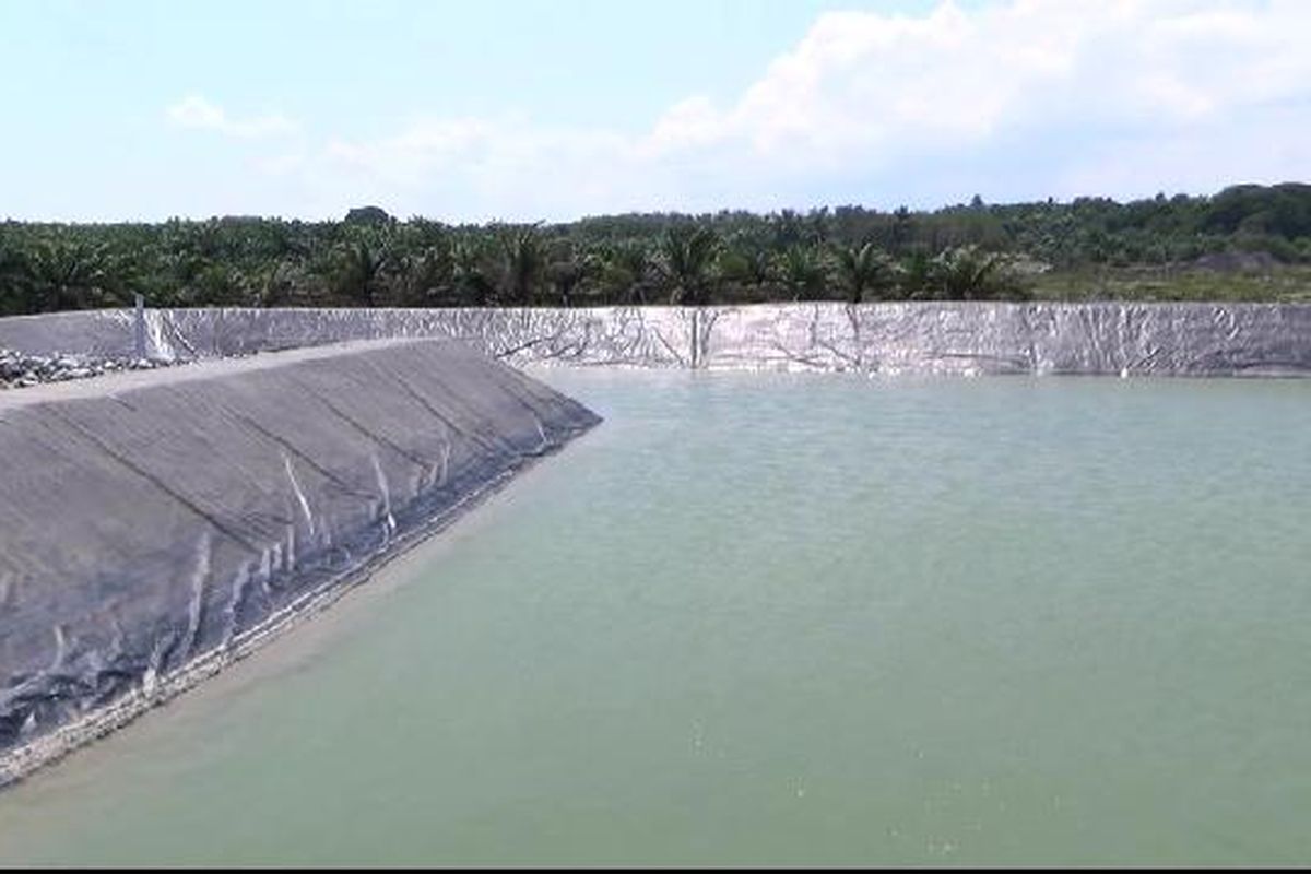 Salah satu tambak udang dalam proses pembangunan di Tempilang, Bangka Barat.