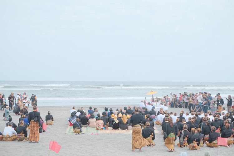 Ratusan abdi dalem Karaton Kasunanan Surakarta Hadiningrat mengikuti upacara ritual Labuhan Tutupan Suro Tahun Ehe 1556 di Pantai Parangendog, Yogyakarta, Sabtu (27/8/2022). 