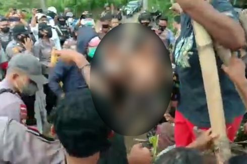 Ibu-ibu Adang Aparat dengan Aksi Telanjang Dada di Gerbang Lokasi Pembangunan Waduk Lambo NTT 