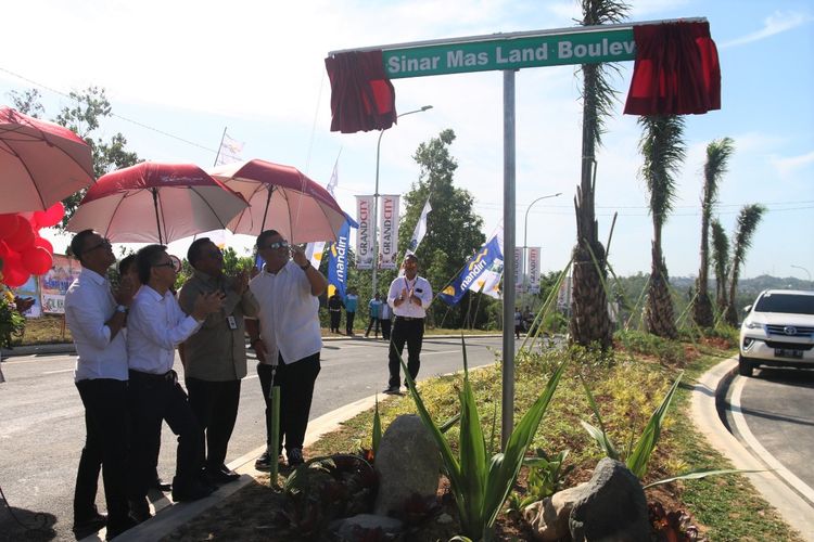 Wali Kota Balikpapan Rizal Effendi bersama jajaran direksi Sinar Mas pada hari itu meresmikan Jalan Sinar Mas Land Boulevard yang merupakan pintu gerbang kedua kawasan Grand City Balikpapan. 