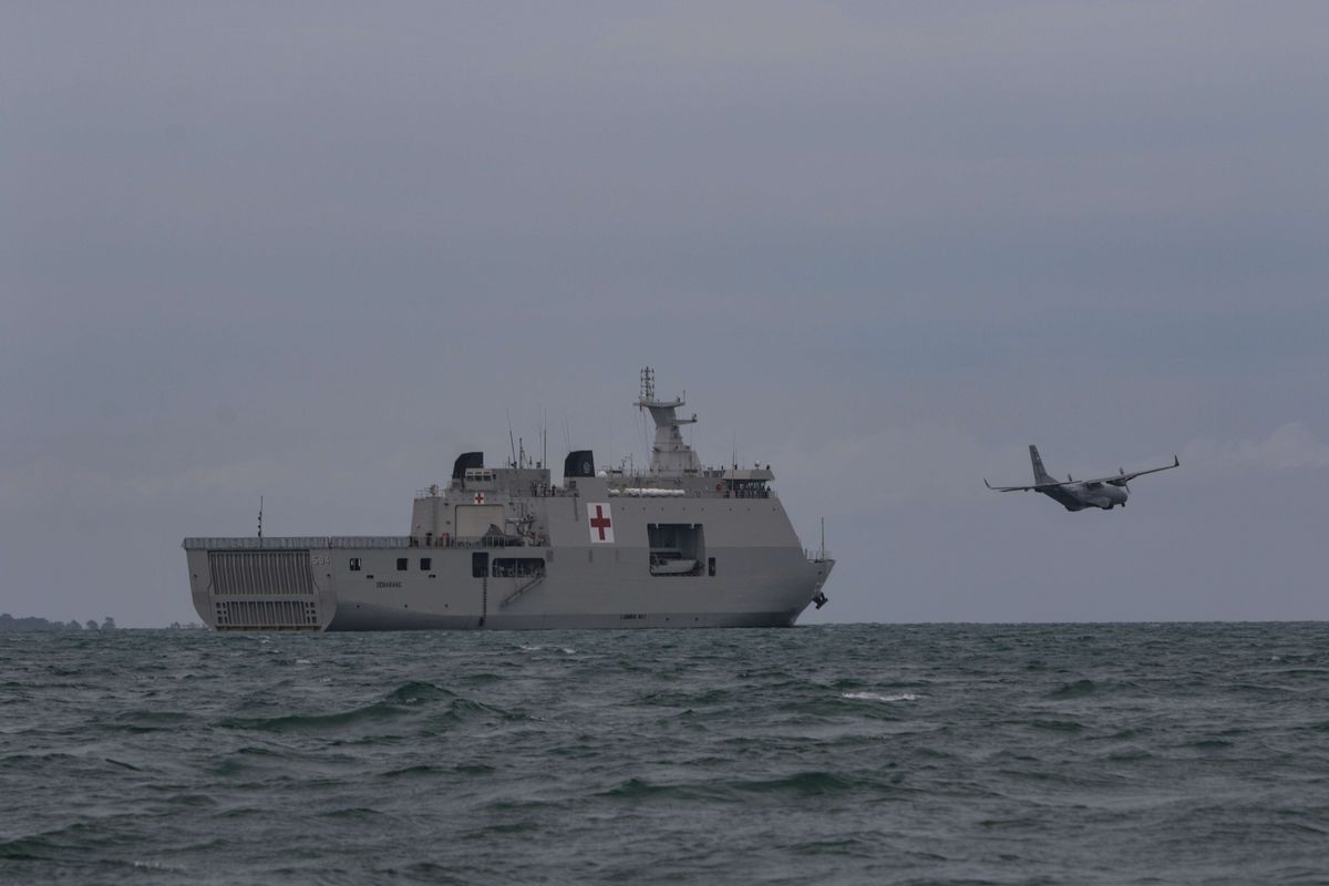 TNI Angkatan Laut (AL) melibatkan unsur udara pesawat CN-235 MPA saat pencarain pesawat Sriwijaya Air SJ 182  yang hilang kontak di perairan Kepulauan Seribu, Jakarta, Minggu (17/1/2021). Pesawat Sriwijaya Air SJ 182 yang hilang kontak pada Sabtu (9/1/2021) sekitar pukul 14.40 WIB di ketinggian 10 ribu kaki tersebut membawa enam awak dan 56 penumpang.