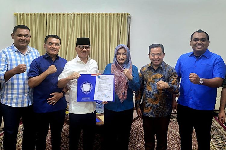 Fadia Arafiq menerima surat rekomendasi dukungan Bakal Calon Bupati dan Wakil Bupati Pekalongan Jawa Tengah dari DPP PAN.