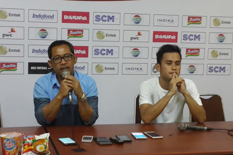 Pelatih Persela Lamongan, Aji Santoso dalam konferensi pers usai dilahkan PSIS Semarang dalam laga terkahir fase penyisihan Grup E Piala Presiden 2018 di Stadion Kanjuruhan, Kabupaten Malang, Selasa (30/1/2018)