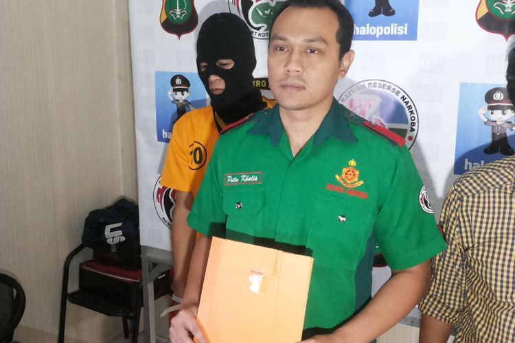 Kasat Narkoba Polresta Depok Komisaris Putu Kholis Aryana saat menjelaskan penangkapan tersangka narkotika di Mapolresta Depok, Kamis (8/6/2017).