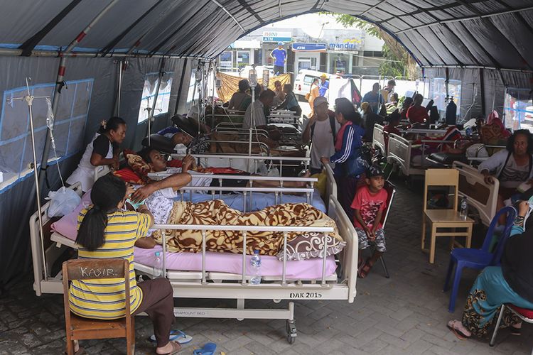 Sejumlah pasien menjalani perawatan di dalam tenda darurat di teras RSUD Haulussy, Ambon, Maluku, Kamis (26/9/2019). Sejumlah pasien kini menjalani perawatan di tenda-tenda yang dibangun di pelataran halaman parkir rumah sakit pascagempa bumi dengan kekuatan magnitudo 6,8.