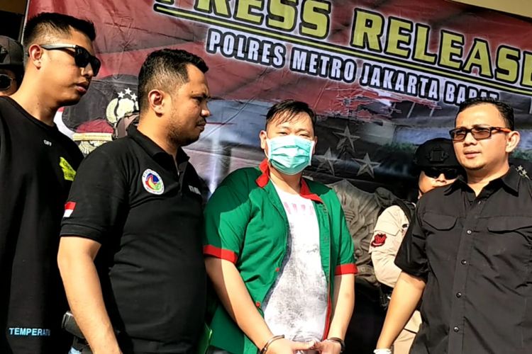 Artis komedi Reza Bukan saat perilisan perkara narkotika di Polres Metro Jakarta Barat, Slipi, Jakarta Barat, Minggu (1/7/2018).