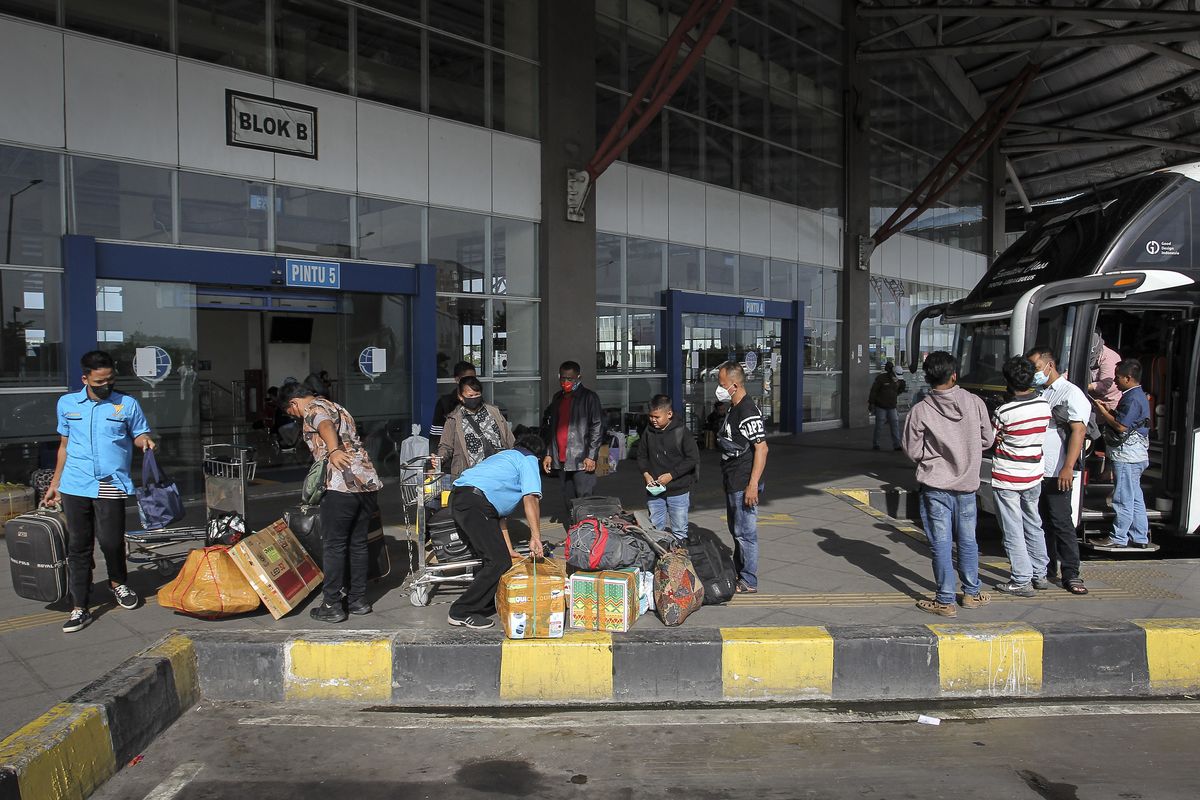 Porter membawa barang calon penumpang di Terminal Terpadu Pulo Gebang, Jakarta, Minggu (24/4/2022). Data terakhir menunjukkan pada tanggal 23 April 2022 jumlah keberangkatan penumpang di Terminal Terpadu Pulo Gebang mencapai 1.184 orang per harinya dengan 166 bus yang digunakan. ANTARA FOTO/Dhemas Reviyanto/foc.