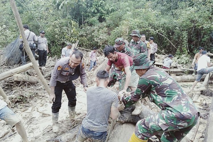 Petugas gabungan dengan dibantu warga berupaya mencari ayah dan anak yang tertimbun tanah longsor di Desa Koto Ruang, Kecamatan Rokan IV Koto, Kabupaten Rohul, Riau, Kamis (5/12/2019).