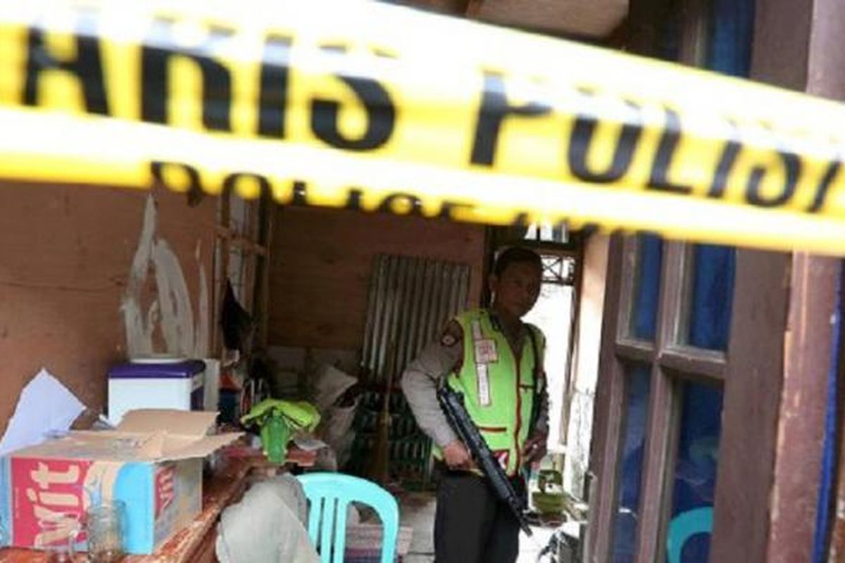Personel polisi dengan senjata laras panjang berjaga-jaga di sekitar lokasi penggrebekan narkoba di bantaran Sungai Ciliwung di jalan Slamet Riyadi 4, Kebon Manggis, Matraman, Jakarta Timur, Rabu (20/1). 