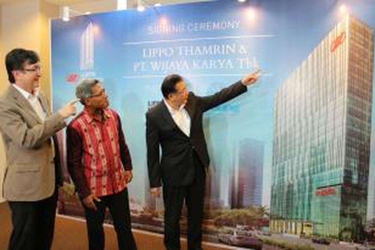 CMO Lippo Homes Jopy Rusli, Direktur Utama PT Wika Gedung Ridawan Abdul Muthalib, serta CEO Lippo Homes Ivan Setiawan Budiono, Selasa (16/6/2015), berbincang usai penunjukan PT Wika Gedung sebagai kontrkator utama pembangunan struktur menara kantor Lippo Thamrin, Jakarta Pusat.
