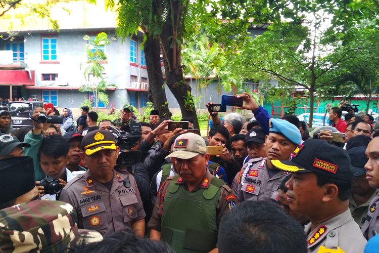 Kapolrestabes Makassar Kombes Pol Yudhiawan Wibisono saat bertemu dengan pihak YOSS usai bentrokan di Stadion Mattoanging, Makassar, Rabu (15/1/2020).