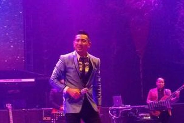Aksi Panggung Rio Febrian pada konser yang bertajuk Love 15 Rio Febrian: Romantic Concert , di Gedung Balai Sarbini, Semanggi, Jakarta, Rabu (12/8/2015) malam. 