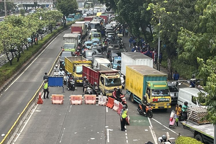 Jalan Gatot Subroto Ditutup Imbas Demo Buruh di DPR, Pengendara Dialihkan ke Gerbang Pemuda