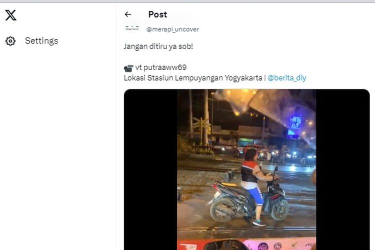 Tangkapan layar soal pengendara sepeda motor berhenti di dalam palang kereta api.