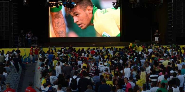 Fans sepak bola menyaksikan aksi striker Brasil, Neymar, saat negaranya melawan Uruguay di semifinal Piala Konfederasi, Rabu (26/6/2013). Brasil menang 2-1 dan lolos ke final, serta laga ini paling banyak menyedot jumlah penonton televisi di seluruh dunia, yang memecahkan rekor untuk Piala Konfederasi.