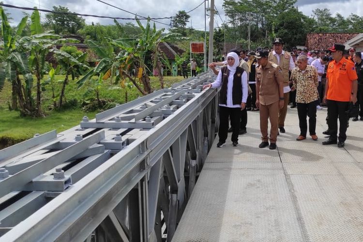 Gubernur Jawa Timur beserta Rombongan meninjau salah satu jembatan, seusai prosesi peresmian di Kabupaten Pacitan Jawa Timur, Selasa (10/01/2023)