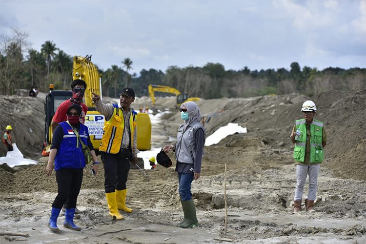 Bupati Luwu Utara Indah Putri Indriani sedang melakukan peninjauan pembangunan jembatan bailey (7/8/2020)(Dok. Pemkab Luwu Utara)