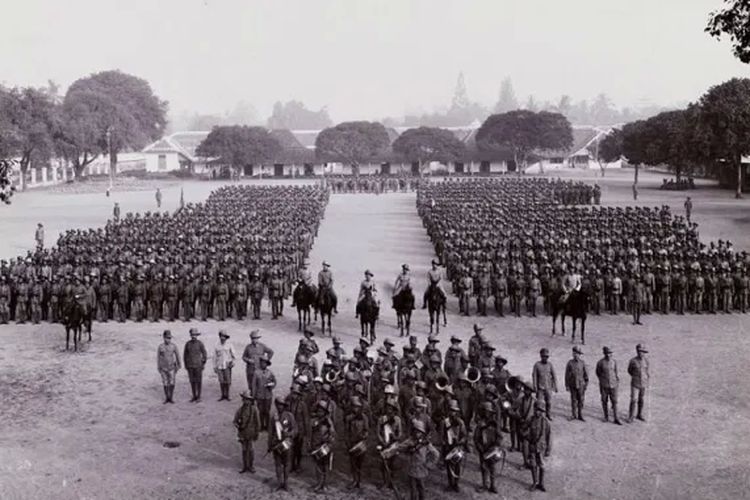Legiun Mangkunegaran melaksanakan upacara di lapangan Mangkunegaran. 