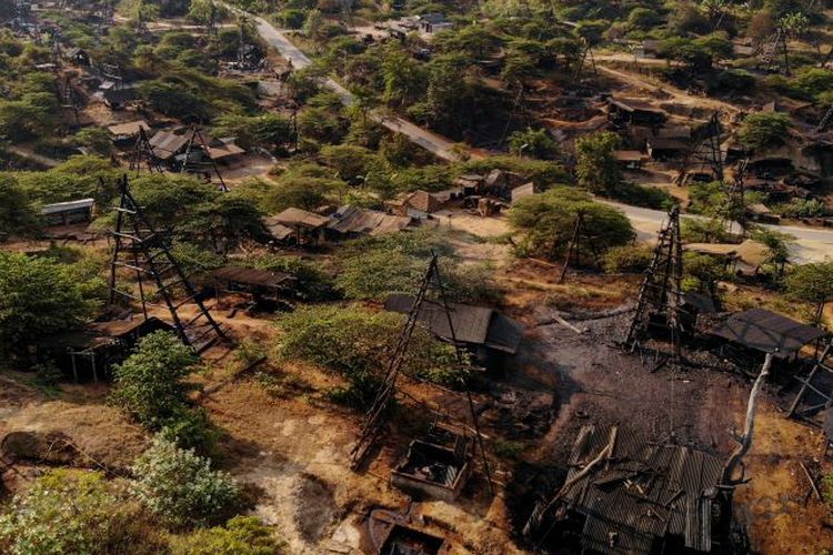 Foto udara suasana penambangan minyak rakyat di Wonocolo, Bojonegoro, Jawa Timur, Minggu (30/7/2023). 