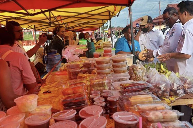 Pelaku UMKM Kabupaten Sorong menjajahkan produk mereka di Pasar Induk Aimas, Rabu (24/4/2024).