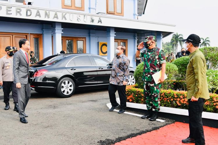Presiden Jokowi didampingi Seskab Pramono Anung bertolak menuju Bandung, Jawa Barat. Senin (17/01/2022).