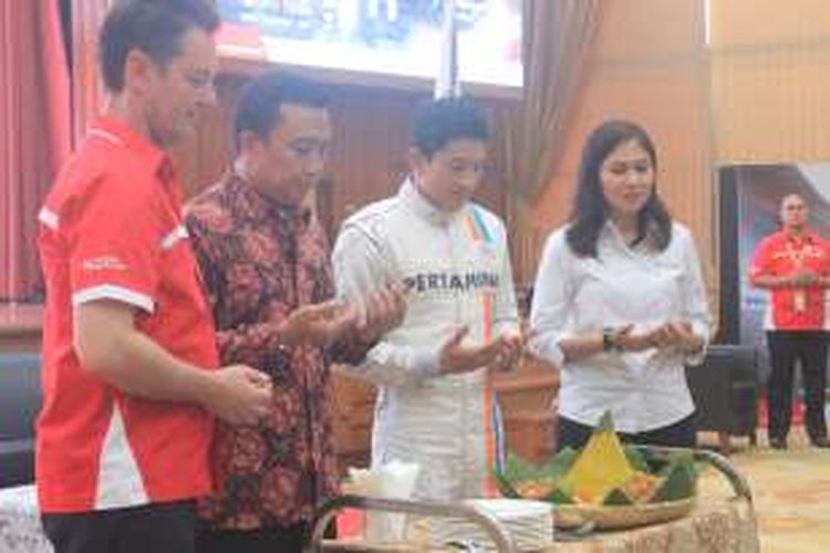 Pebalap Manor Racing asal Indonesia, Rio Haryanto (dua dari kanan), berdoa bersama Menteri Pemuda dan Olahraga Imam Nahrawi dalam acara syukuran di Kantor Pusat Pertamina, Jakarta Pusat, Senin (14/3/2016).