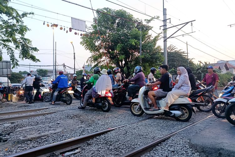 Pelintasan Bulak Kapal Bekasi Rawan Kecelakaan, Jalan Rusak dan Belum Ada Palang Pintu Otomatis