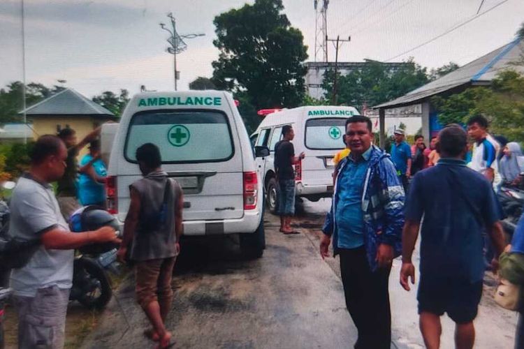 Bapak dan anak yang tewas disambar petir saat dievakuasi dari lokasi kejadian di Pantai Tanjung Lapin, Desa Tanjung Punak, Kecamatan Rupat Utara, Kabupaten Bengkalis, Riau, Rabu (17/8/2022).