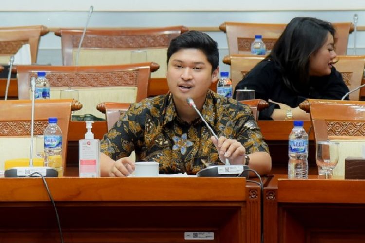 Anggota Komisi I Dewan Perwakilan Rakyat Republik Indonesia (DPR RI) Rizki Aulia Rahman Natakusumah mendukung rencana Kepala Staf Angkatan Darat (KSAD) Dudung Abdurachman yang memprioritaskan kalangan santri menjadi anggota TNI