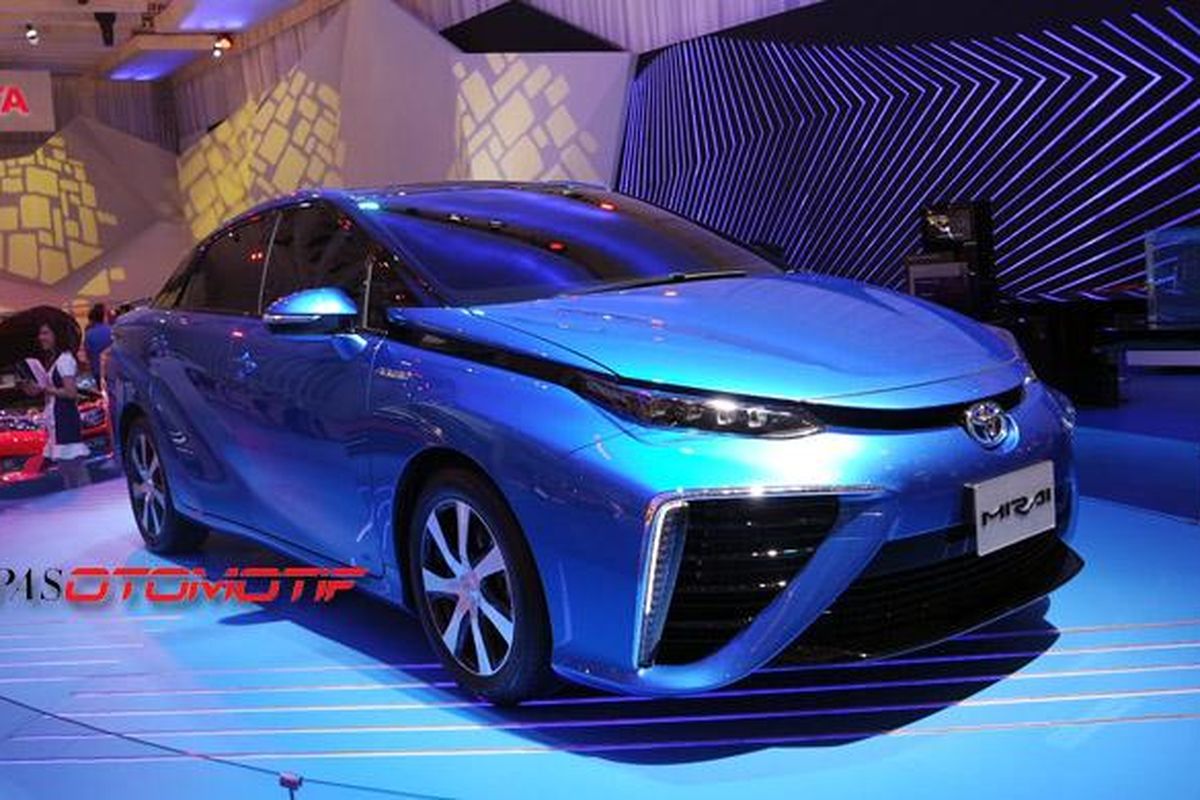 Mobil komersial pertama di dunia yang bergerak menggunakan hidrogen fuel cell, Toyota Mirai, diperkenalkan di Gaikindo Indonesia International Auto Show 21015.