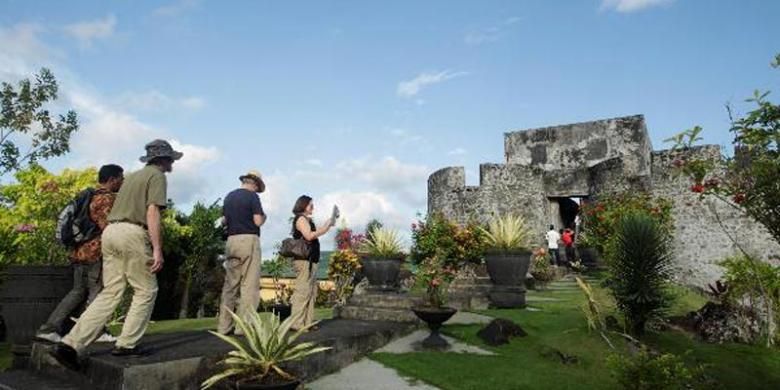 Wisatawan mancanegara mengunjungi Benteng Tolucco di Ternate, Maluku Utara, Selasa (15/4/2014). Benteng yang dibangun oleh Francisco Serao pada 1540 ini juga sering disebut Benteng Holandia atau Santo Lucas. 