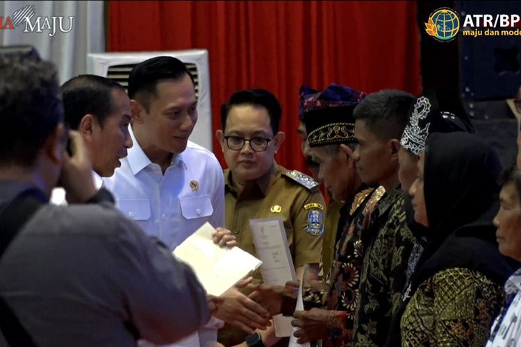 Presiden Joko Widodo (Jokowi) saat menyerahkan sertifikat tanah elektronik kepada warga Banyuwangi, Jawa Timur, Selasa (30/4/2024).