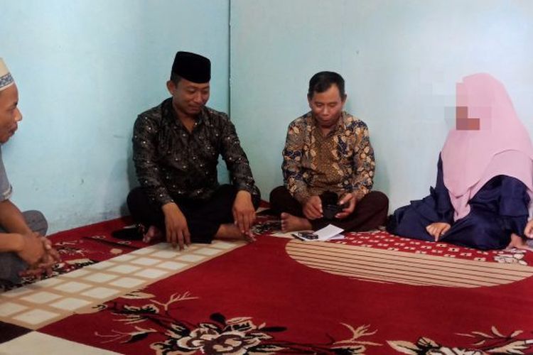 Nampak mempelai wanita yang sedang mendengarkan akan nikal melalui Vidio call dengan pasangannya