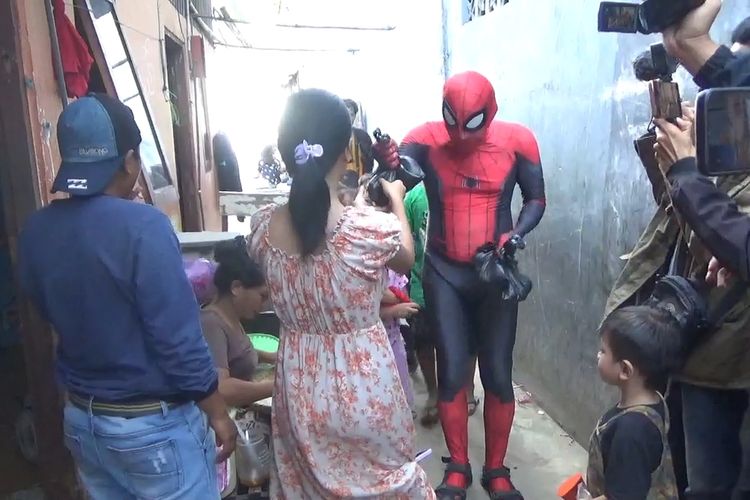 Spiderman Muncul Bagi-bagi Telur di Tengah Mahalnya Harga Telur di Parepare