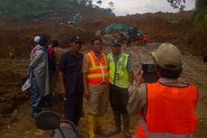 Tak Cuma Warga, Relawan Pun Asik Berfoto di Lokasi Bencana