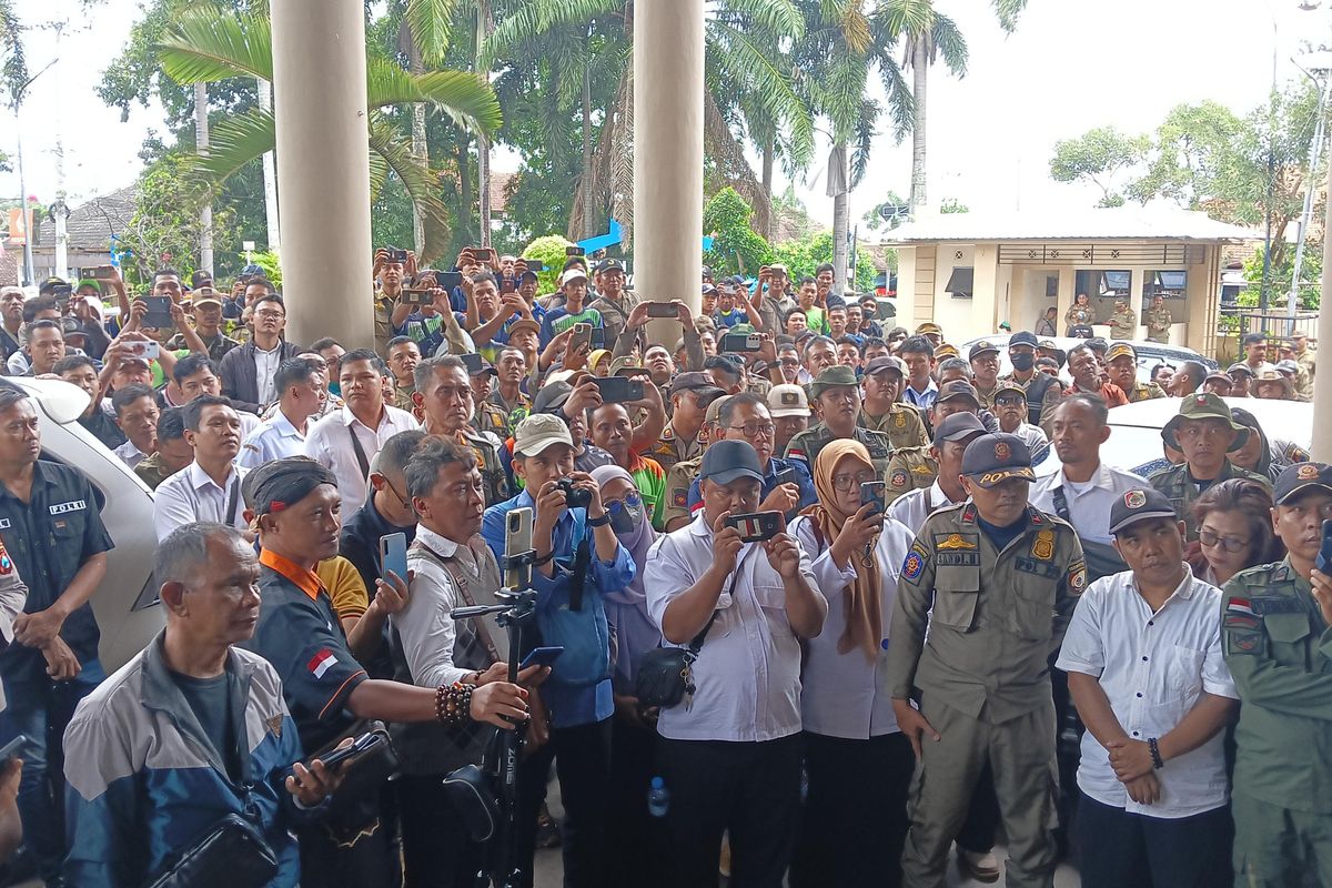 Ratusan pegawai non ASN di lingkungan Pemkab Jember saat mendatangi kantor DPRD Jember pada Senin (10/2/2025)